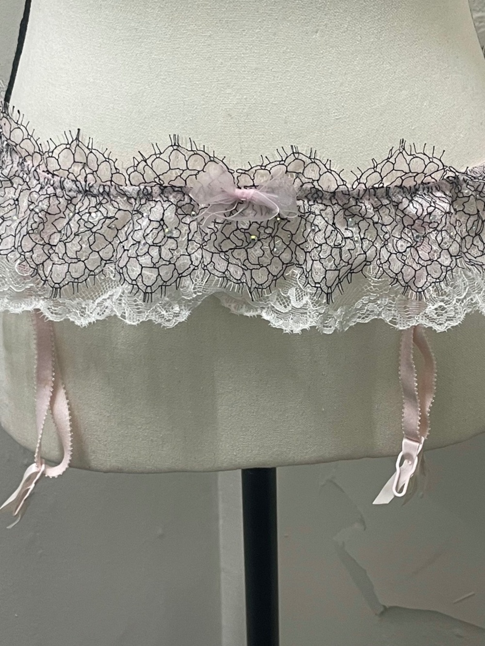 Victoria's Secret Lace Ruffled Eyelash Garter Belt Bow Accents - XS/S